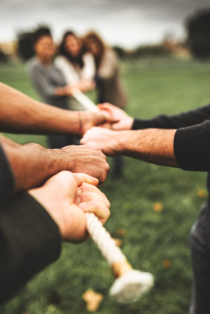 Menschen ziehen an einem Seil