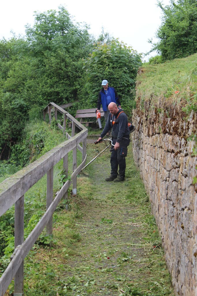 Grünpflege an der Wachtenburg