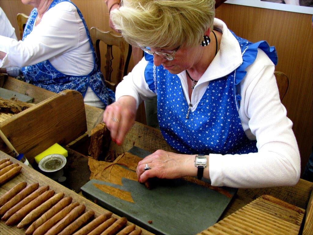 Frau beim Zigarrenwickeln