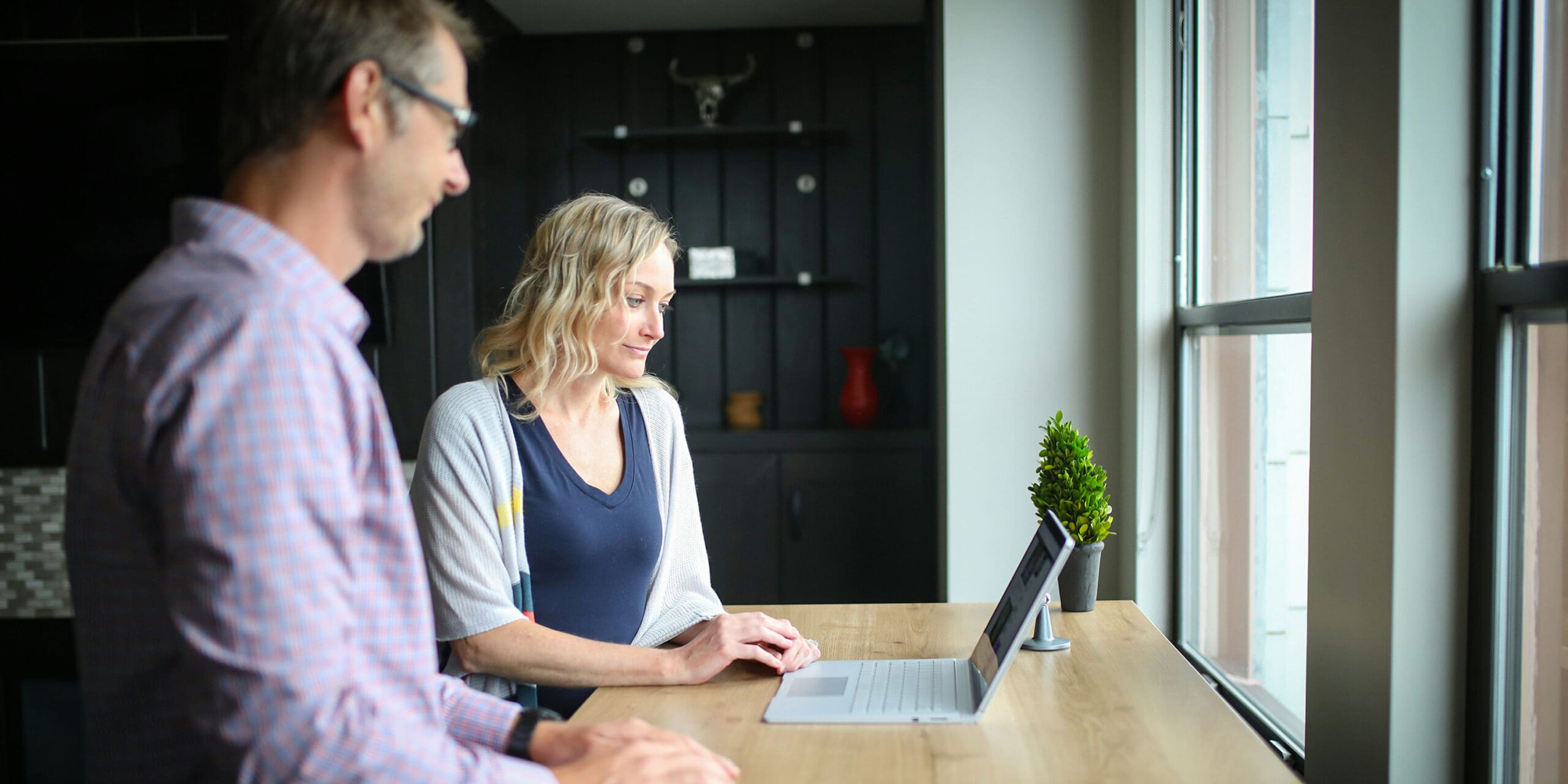 Mann und Frau am Laptop
