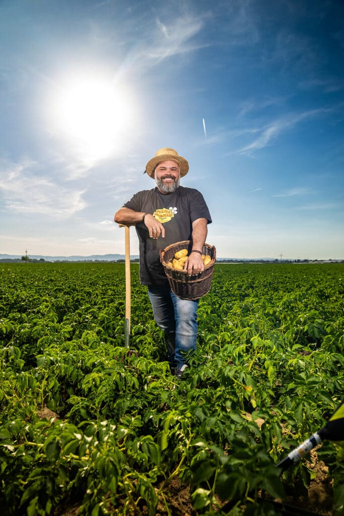 Mann mit einem Korb voller Kartoffeln