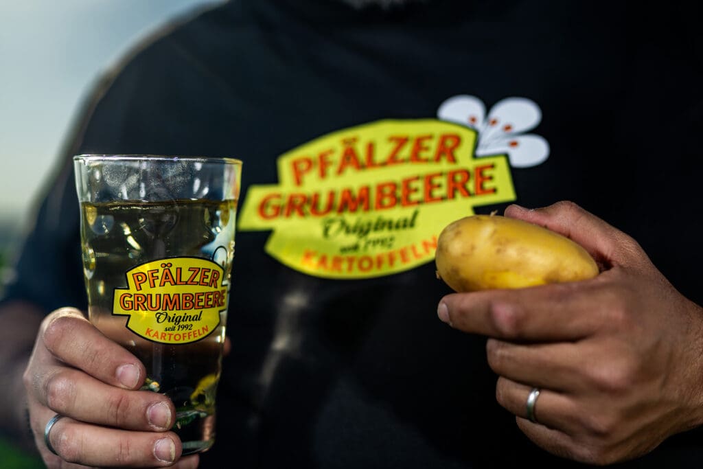 Glas mit der Aufschrift "Pfälzer Grumbeere"