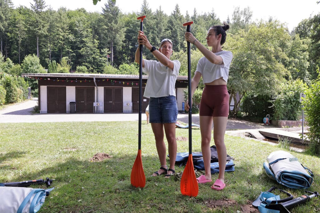 Franziska Eichler und Alisa
Adam beim Zusammenschrauben der Paddel.