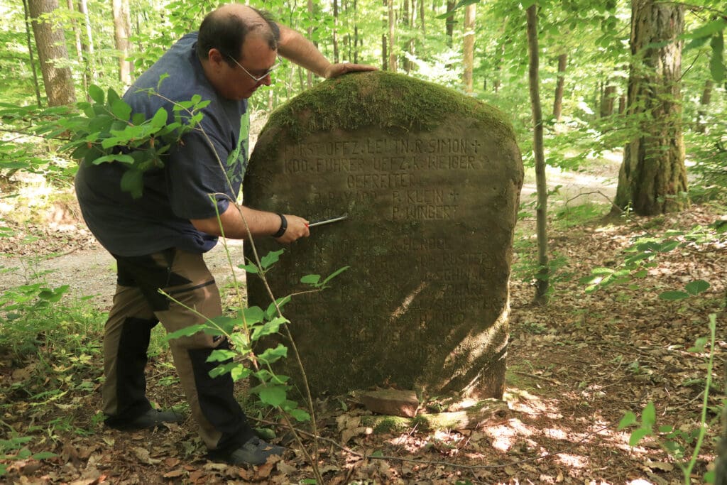 Thomas Mann bei der Steinreinigung