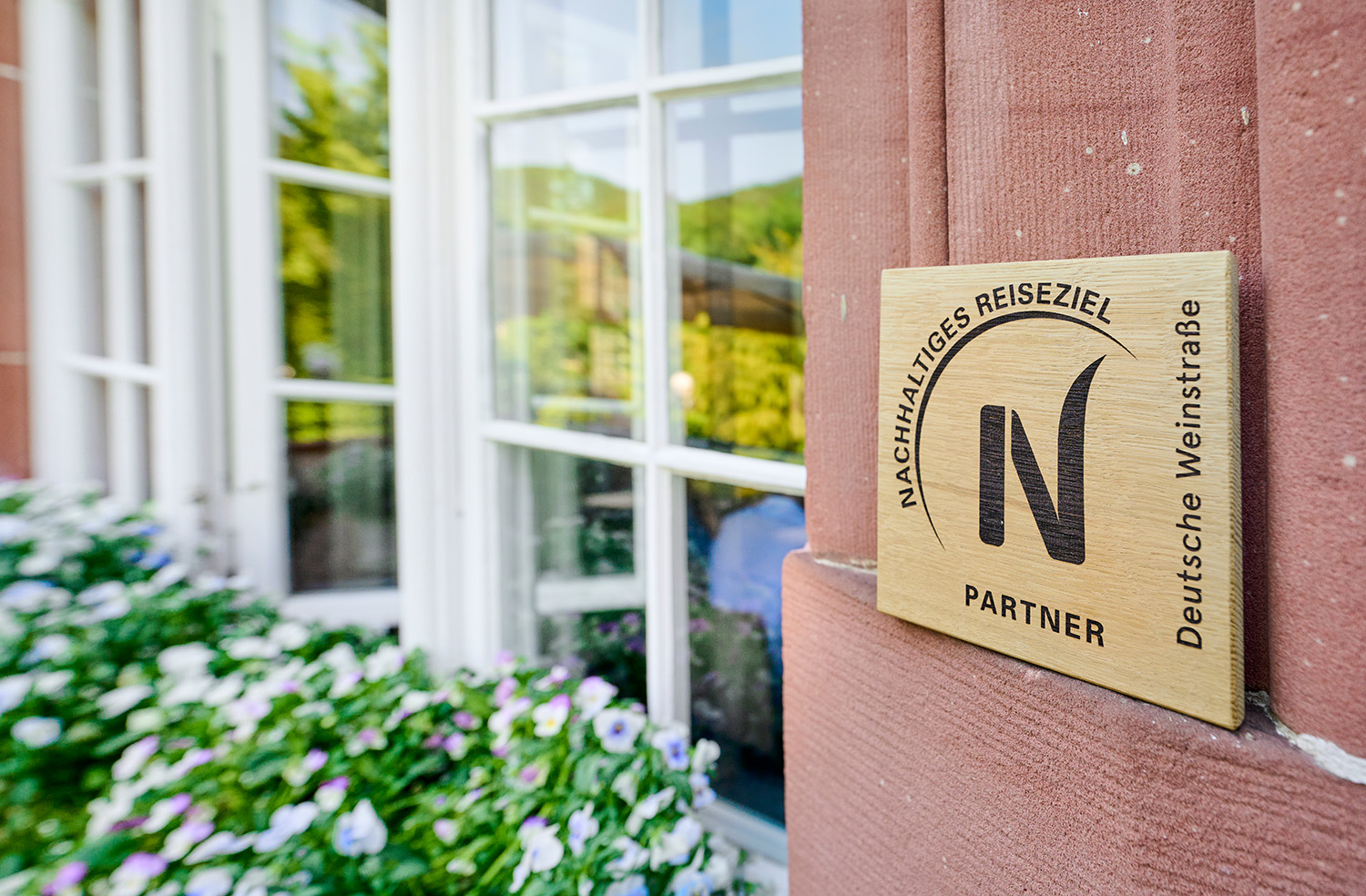 Schild mit Logo "Nachhaltiges Reiseziel Deutsche Weinstraße"