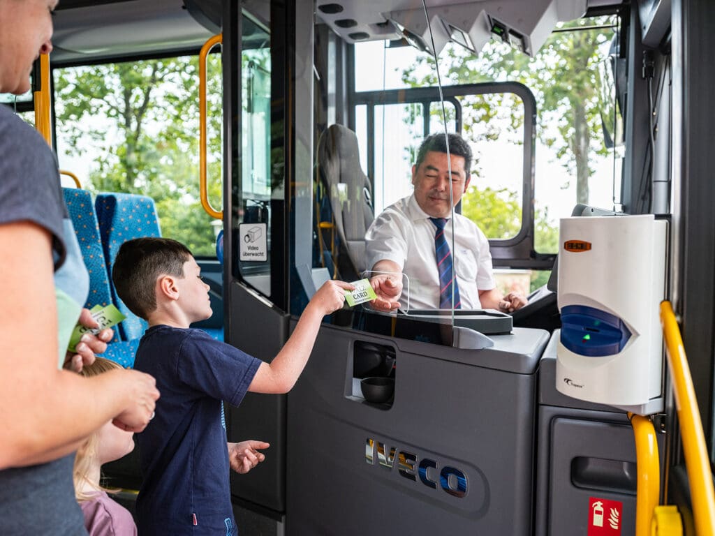Menschen steigen in einen Bus