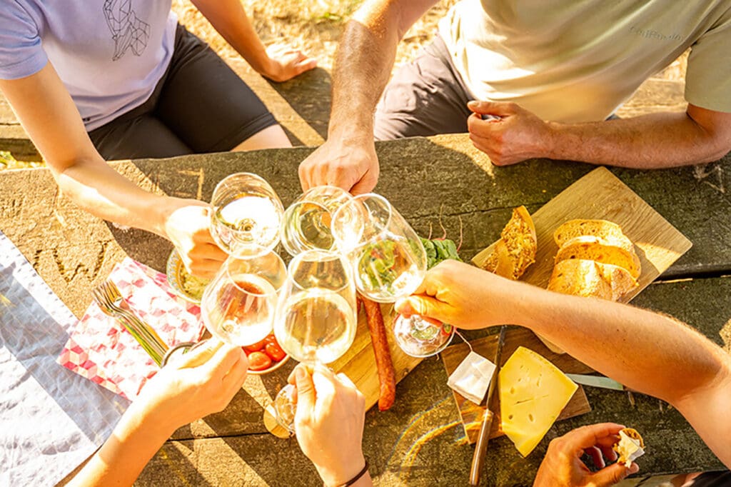 Menschen stoßen mit Weingläsern an