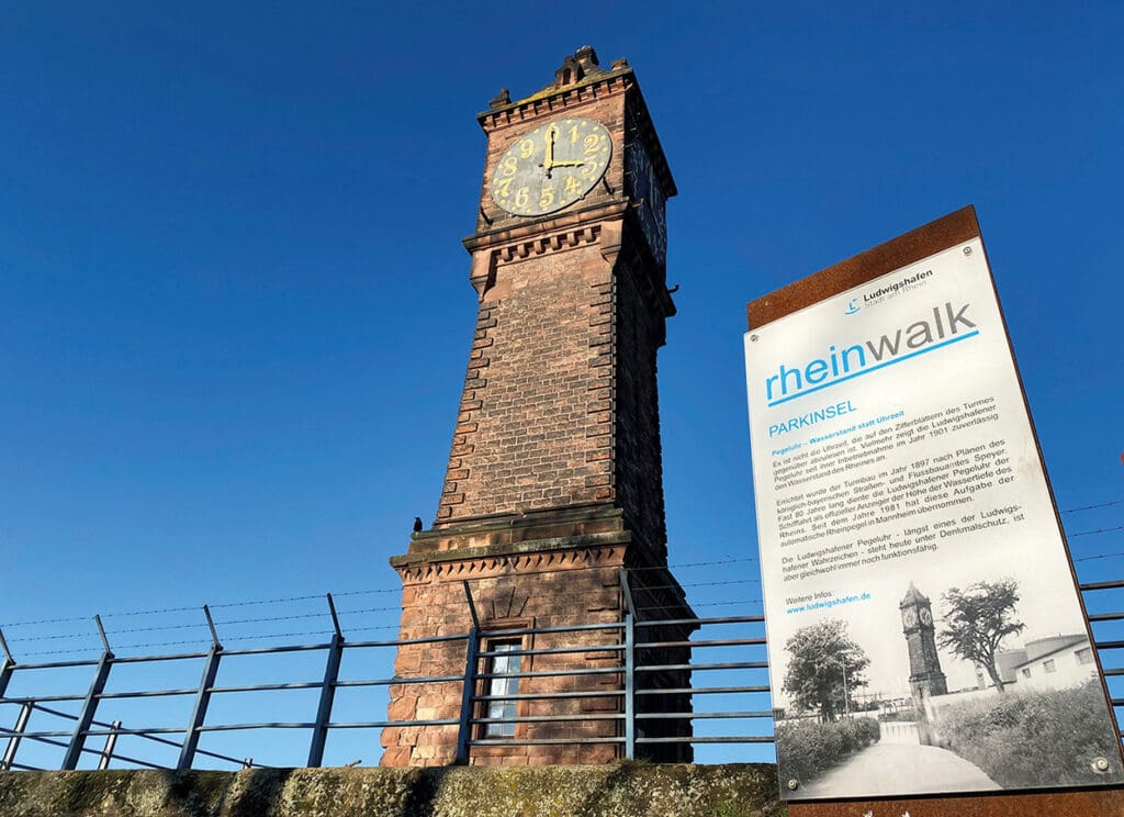 Pegeluhr am Rhein in Ludwigshafen