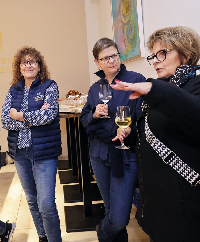 Ingrid Schneemann (Winzerverein), Helga Dostal
(VielPfalz) und Petra Dollt (früher Steverdings
Isenhof)