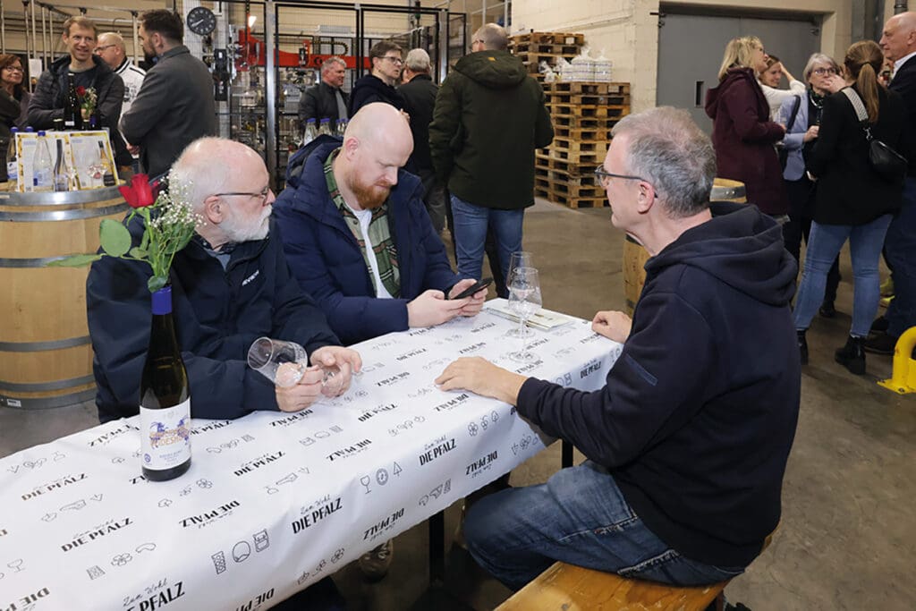 Jürgen Müller (Autor), Valentin Heyl (Pfälzerwald-Verein) und Gerhard Hofmann (Künstler)